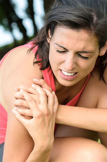 woman with an injured shoulder